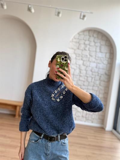 Omzu Taş Detaylı Mavi Kazak