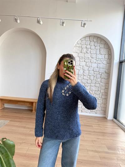 Omzu Taş Detaylı Mavi Kazak