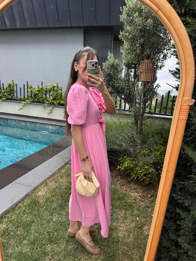 Önü Bağlama Detaylı Pembe Müslin Elbise