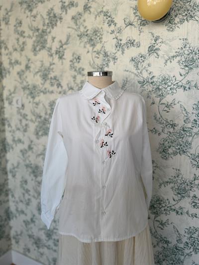 Pembe Çiçek Nakışlı Beyaz Gömlek