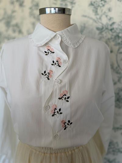 Pembe Çiçek Nakışlı Beyaz Gömlek