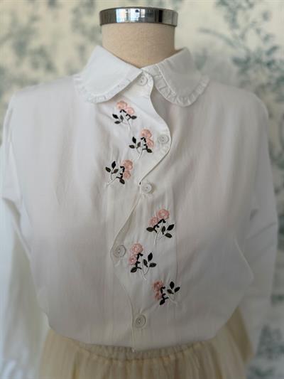 Pembe Çiçek Nakışlı Beyaz Gömlek
