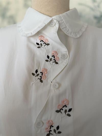 Pembe Çiçek Nakışlı Beyaz Gömlek