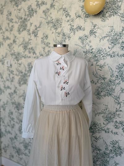 Pembe Çiçek Nakışlı Beyaz Gömlek