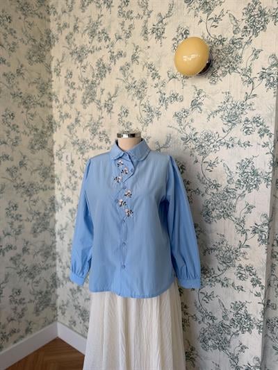Pembe Çiçek Nakışlı Mavi Gömlek