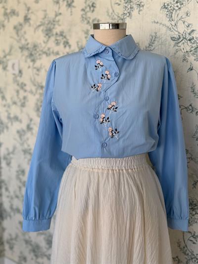Pembe Çiçek Nakışlı Mavi Gömlek