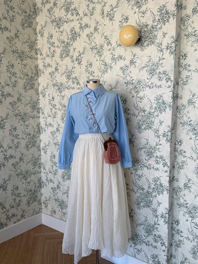 Pembe Çiçek Nakışlı Mavi Gömlek