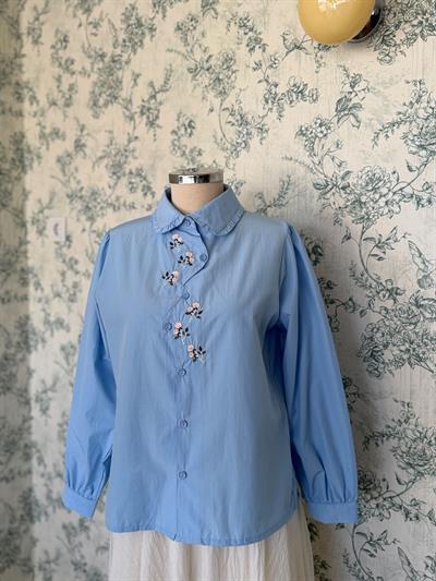 Pembe Çiçek Nakışlı Mavi Gömlek
