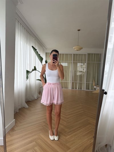 Pembe Dantelli Şort