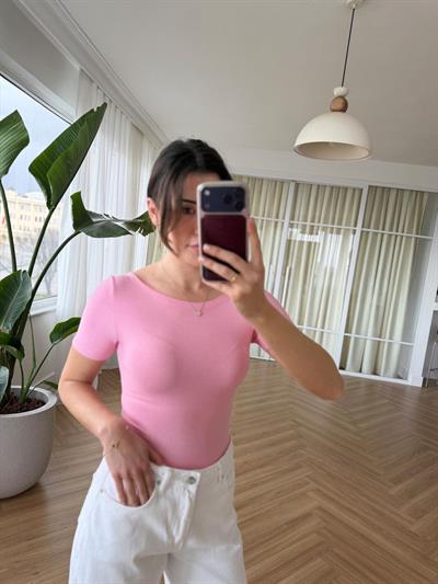 Pembe Kayık Yaka Kısa Kollu Body