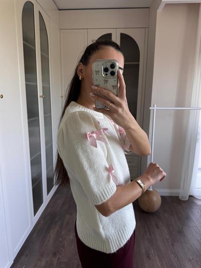 Pembe Kurdele Detaylı Ekru Kazak