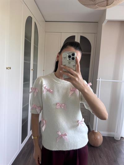 Pembe Kurdele Detaylı Ekru Kazak