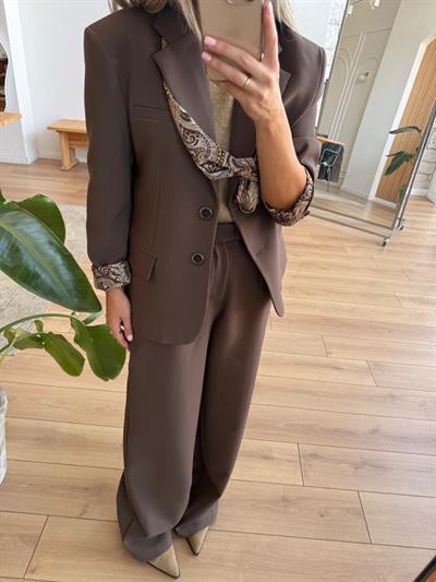 Şal Detaylı Kahverengi Blazer ve Pantolon Takım