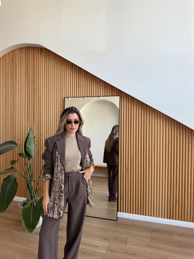 Şal Detaylı Kahverengi Blazer ve Pantolon Takım