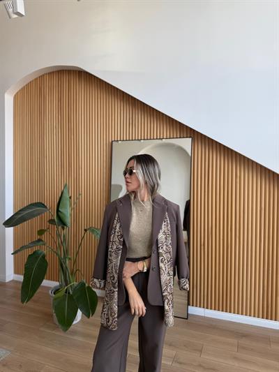 Şal Detaylı Kahverengi Blazer ve Pantolon Takım