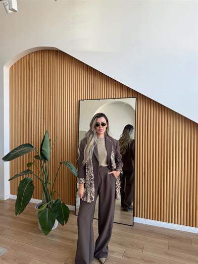 Şal Detaylı Kahverengi Blazer ve Pantolon Takım