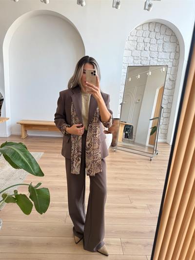 Şal Detaylı Kahverengi Blazer ve Pantolon Takım