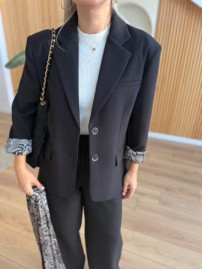 Şal Detaylı Siyah Blazer ve Pantolon Takım