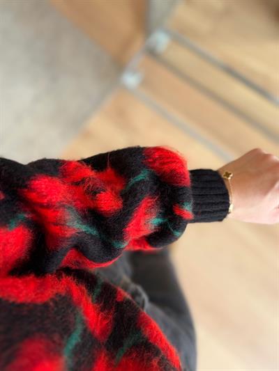 Siyah-Kırmızı Floral Kazak