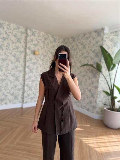 Tek Düğmeli Kahverengi Yelekli Takım