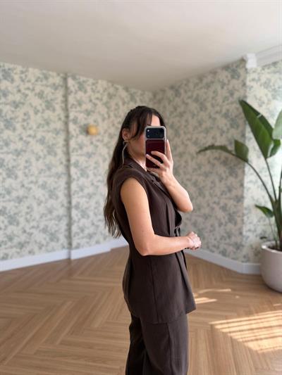 Tek Düğmeli Kahverengi Yelekli Takım