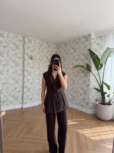 Tek Düğmeli Kahverengi Yelekli Takım