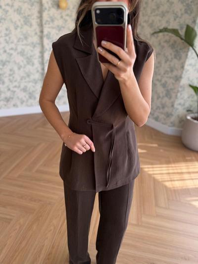Tek Düğmeli Kahverengi Yelekli Takım