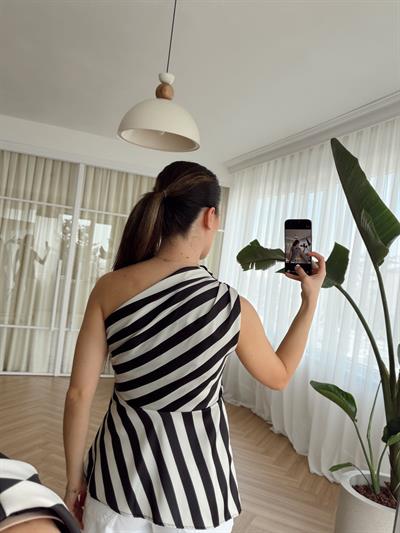 Tek Omuz Çizgili Saten Bluz