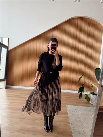 Triko ve Kahverengi Etekli Elbise Takım