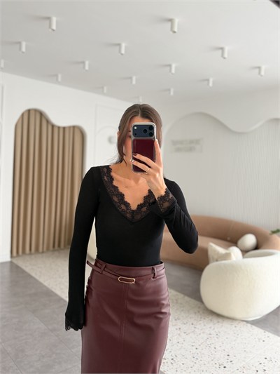 V Yaka Dantel Detaylı Siyah Bluz