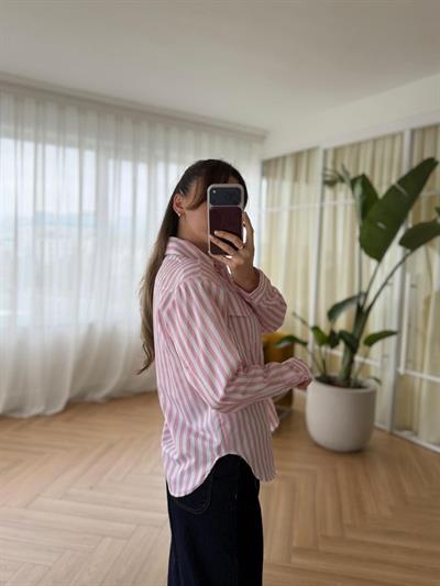 Vatkalı Pembe Çizgili Beyaz Gömlek 