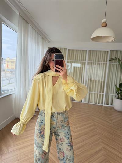 Vatkalı Şal Detaylı Sarı Bluz