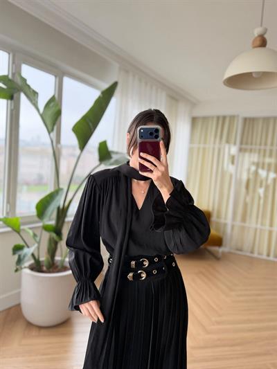 Vatkalı Şal Detaylı Siyah Bluz