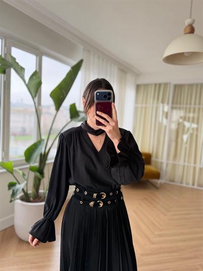 Vatkalı Şal Detaylı Siyah Bluz