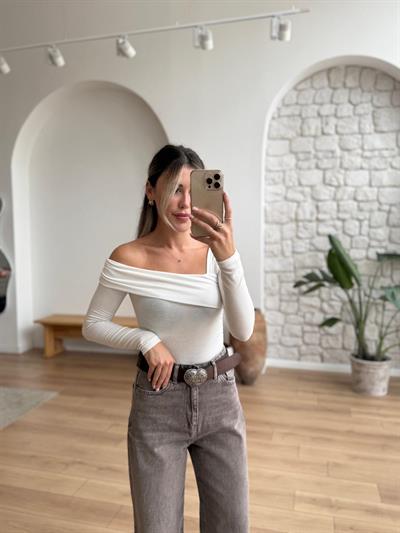 Yaka Detaylı Ekru Uzun Kollu Bluz