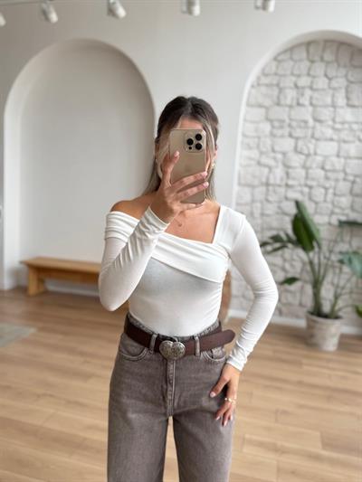 Yaka Detaylı Ekru Uzun Kollu Bluz