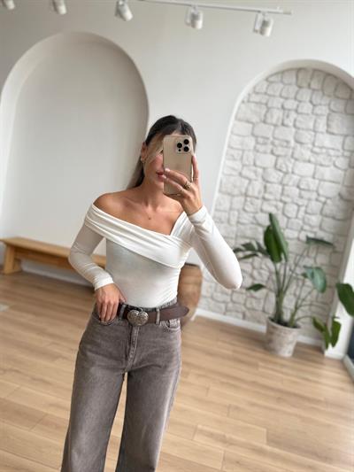 Yaka Detaylı Ekru Uzun Kollu Bluz