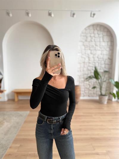 Yaka Detaylı Siyah Uzun Kollu Bluz