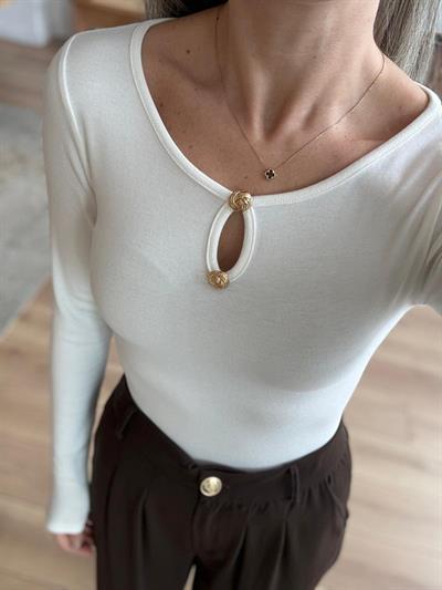 Yakası Aksesuarlı Ekru Bluz