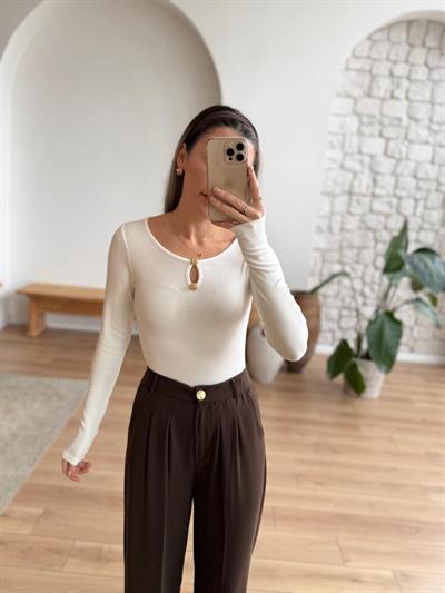 Yakası Aksesuarlı Ekru Bluz