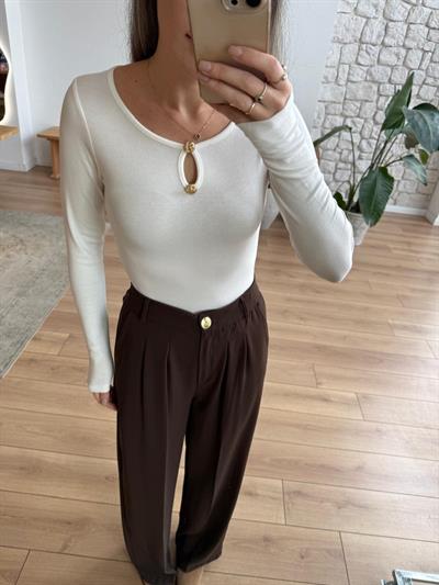 Yakası Aksesuarlı Ekru Bluz