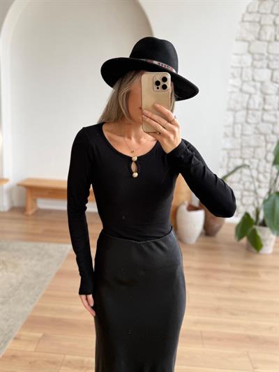 Yakası Aksesuarlı Siyah Bluz