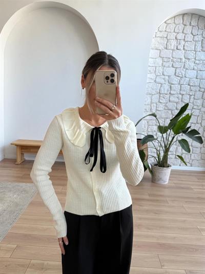 Yakası Kurdeleli Ekru Triko