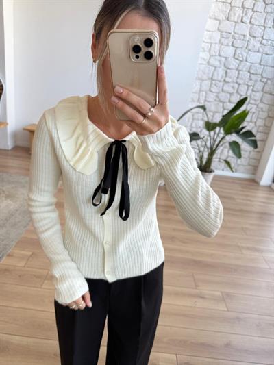 Yakası Kurdeleli Ekru Triko