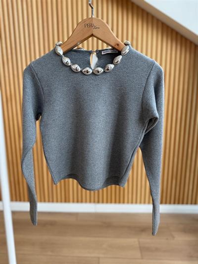 Yakası Boncuklu Gri Çelik Triko Bluz
