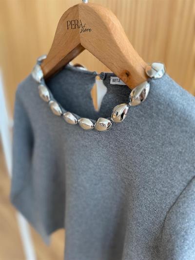 Yakası Boncuklu Gri Çelik Triko Bluz