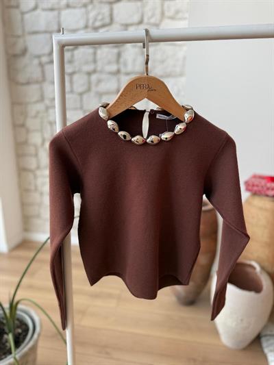 Yakası Boncuklu Kahverengi Çelik Triko Bluz