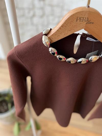 Yakası Boncuklu Kahverengi Çelik Triko Bluz