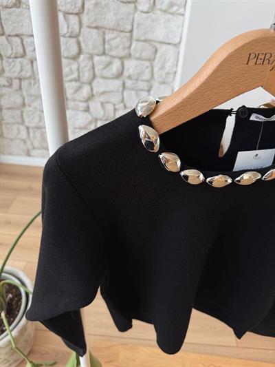 Yakası Boncuklu Siyah Çelik Triko Bluz