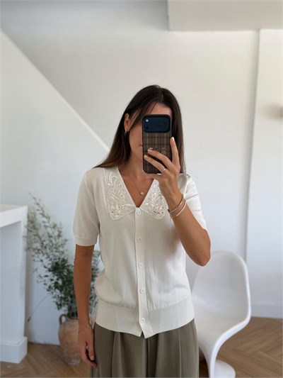 Yakası Pullu Kısa Kol Beyaz Triko Hırka